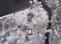 Captura de captura de cámara que mostró el ataque a una estructura supuestamente usada por delincuentes.