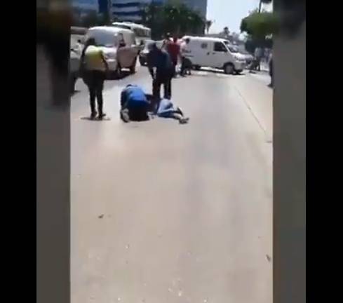 VIDEO: 4 personas fueron atropelladas frente a centro comercial en Guayaquil