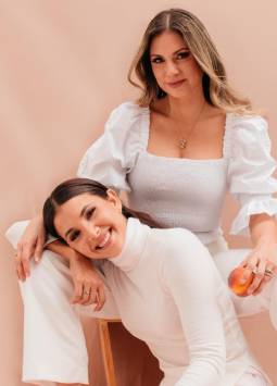 Las hermanas Mariuxi y Gaby Viteri posaron para la portada de revista Hogar, la cual llega renovada y con nueva imagen. Foto: Antonella García / Producción: Karla Paredes.