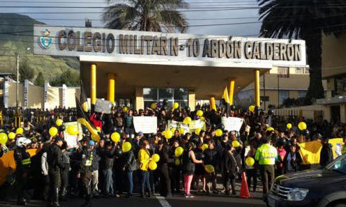 Padres de familia exigen que Colegio Abdón Calderón no se convierta en fiscal