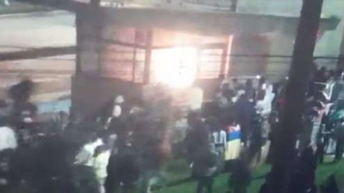 Noche de caos en Bogotá con incendio de puestos policiales con agentes dentro