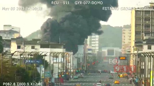 Incendio en una bodega de llantas ubicada en el centro de Guayaquil