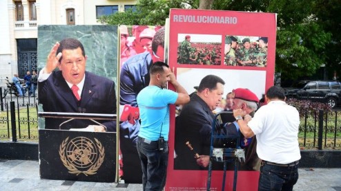 Sacan cuadros de Hugo Chávez del Parlamento