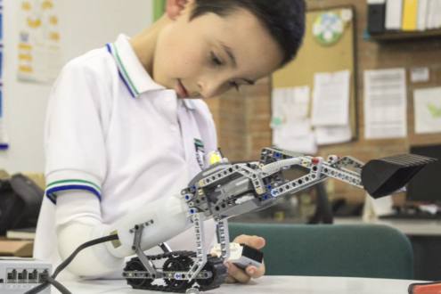 Colombiano es premiado por crear un brazo prótesis con piezas de Lego