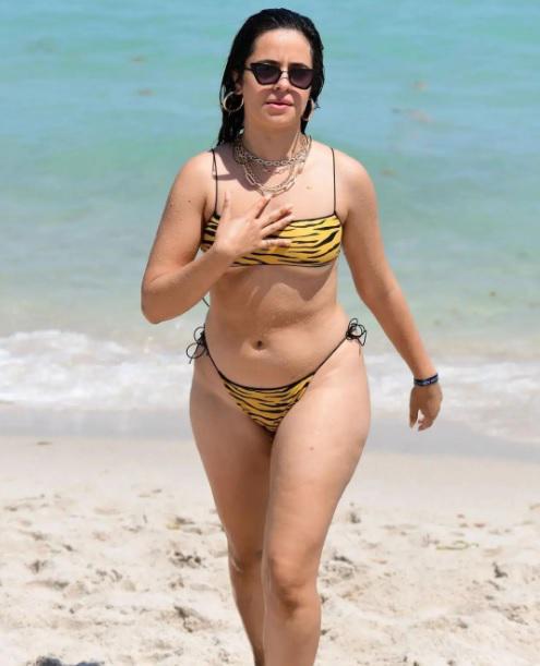 $!Foto de Camila Cabello con el traje de baño con el que disfrutó de un día de playa en Miami.