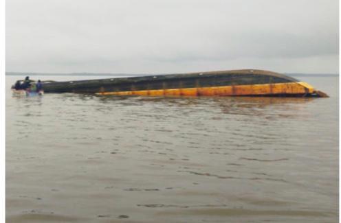 Un muerto y desaparecidos tras hundimiento de una gabarra en el río Guayas