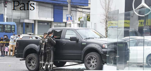$!Policía Nacional inspeccionando un vehículo tras atentado.