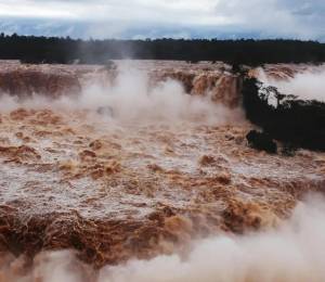 Fotografía durante una crecida del río en las Cataratas de Iguazú, en el 2023.