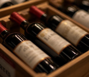 Ilustración de importación de botellas de vino en cajas.