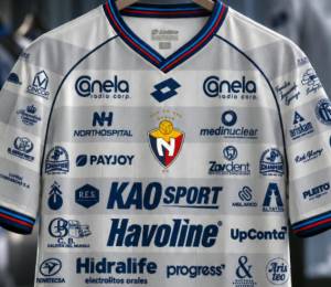 Nueva camiseta de El Nacional llena de auspiciantes.