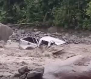 Camioneta quedó en medio del río tras ser arrastrada por la corriente.