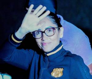 Luisa González a su arribo al aeropuerto de Latacunga.