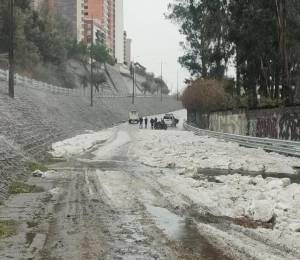Acumulación de granizo en el sector La Mañosca, Quito.