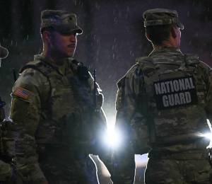 Miembros de la Guardia Nacional vigilan los exteriores de la Casa Blanca el 23 de mayo de 2026.