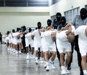 Fotografía de presos dentro del Centro de Confinamiento de Terrorismo (CECOT) en El Salvador.