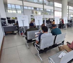 Imagen de una de las agencias del país dónde se realizan trámites de la ANT. Hoy, 6 de octubre la entidad informó que el Sistema Integrado de Tránsito presenta fallas e intermitencias.