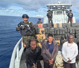 Fotografía de una de las embarcaciones con droga interceptadas por la Marina de El Salvador con ciudadanos ecuatorianos a bordo.​