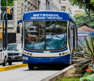 Imagen referencial de un bus del Sistema Metrovía circulando en Guayaquil.