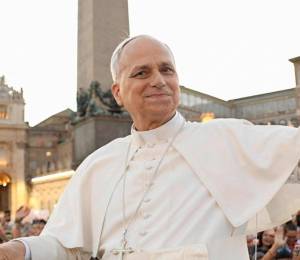 Fotografía de Papa León XIV, durante un recorrido por El Vaticano.