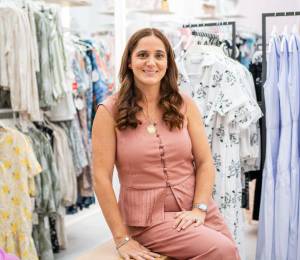 En la nueva tienda de Get In de Mall del Sol posa la fundadora de la marca Gabriela Noboa, quien acaba de lanzar una nueva línea de ropa femenina llamada Mariasol.