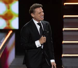 La publicación señala que el cantante se recupera favorablemente junto a Paloma Cuevas.