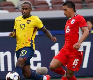 John Yeboah enfrentando a Jorge Gutiérrez por el tercer puesto de la Copa Kirin.