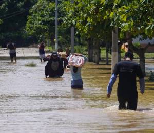 Personas caminan por calles anegadas en Balao el 28 de septiembre.