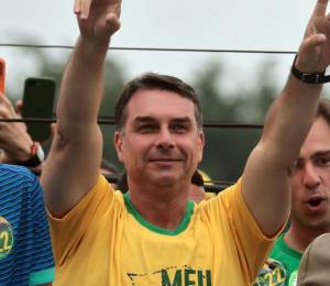 Flávio Bolsonaro durante una campaña electoral en Brasil.