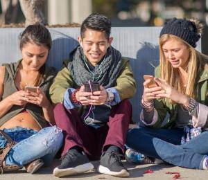 Adolescentes utilizando redes sociales. (Foto referencial)