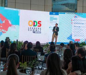 Fotografía de Dan Rizza, de Climate Central, durante su charla magistral en el ODS Leaders Summit 2025.