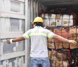 Fotografía de un contenedor de lubricantes llegando al puerto de Guayaquil para su procesamiento.
