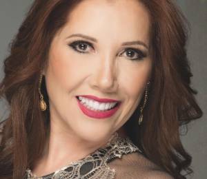 La autora nació en Córdoba, Argentina, y ha desarrollado en Ecuador una trayectoria como poeta, cantante de tango y gestora cultural.