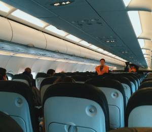 Tripulación a bordo de un avión, en una foto referencial.