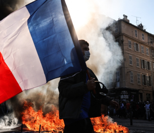 Joven protesta en París, Francia.