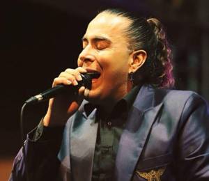 Foto del cantante Mauricio Núñez durante un show. Hace menos de tres semanas él y su familia sufrieron un accidente de tránsito que dejó varios heridos y la pérdida de su esposa Giomara Lozada.