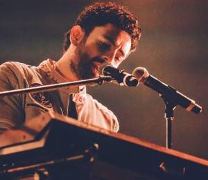El músico Jonathan Meléndez en presentación en vivo; autoridades investigan el ataque registrado en su vivienda