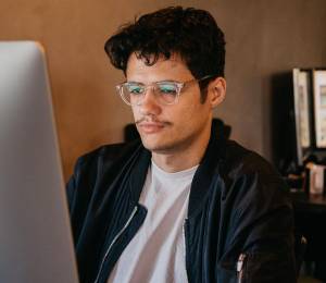 Un hombre trabaja en su oficina frente al computador.