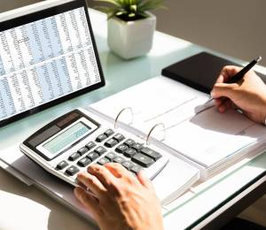 Imagen referencial de proveedor registrando una factura electrónica