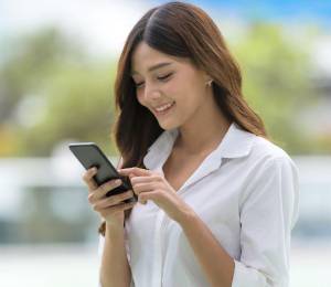 Persona revisando su teléfono celular. En Ecuador Movistar y Tuernti pasaron a ser parte de la operadora telefónica Tigo.
