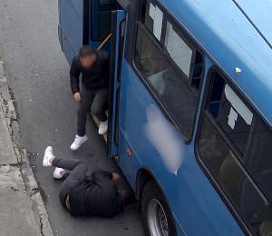 En las imágenes difundidas por la AMT se observa cómo el pasajero cae a la calzada y su brazo derecho es arrollado por el bus.