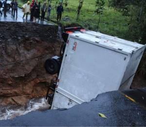 Socavón en la vía Los Bancos-San Bernabé, provincia de Pichincha.
