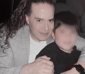 Mauricio Núñez junto a su pequeño hijo.
