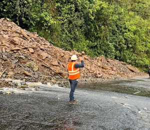 Trabajador durante la limpieza de la vía Alóag-Unión del Toachi, en Pichincha.