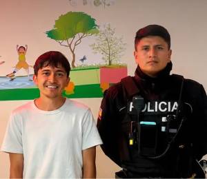 Pablo Llanes junto a oficial de la Policía, luego de que sea hallado en Baños.