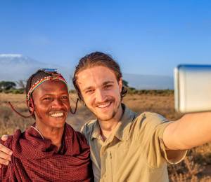 Imagen referencial de turista tomando un selfie en voluntariado
