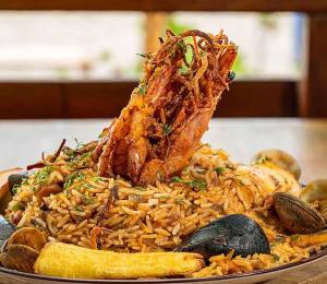 Plato de arroz engabadeño un plato típico de la comuna Engabado, ubicada a menos de 30 minutos de Playas Villamil.