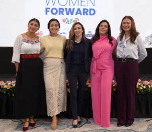 Samay Quinatoa, Cinthya Palomeque, Belén Martínez, Alejandra Noguera y Tammy Caamaño compartieron sus historias en un espacio que puso en valor el liderazgo femenino desde la experiencia real.