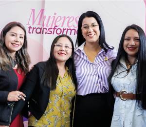 La ministra de Educación, Deporte y Cultura de Ecuador, Gilda Alcívar García (c), durante el evento del programa Mujeres que transforman, compartiendo con algunas de las beneficiarias.