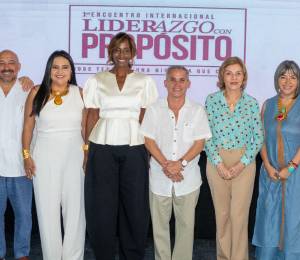 Primer encuentro internacional de 'Liderazgo con propósito' realizado en Guayas. En la foto las empresarias Isabel Noboa y Bisila Bokoko acompañadas por los speakers del evento Tomeu Oliver Gaya, Javier Valbuena, María Paulina Romo, , Verónica Gavilanes y Rafael Avilés.