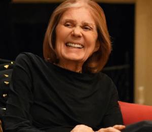 Gloria Steinem, periodista y activista estadounidense, fue una de las principales figuras del movimiento feminista y dedicó décadas de su trayectoria a la defensa de la igualdad de género y los derechos de las mujeres.
